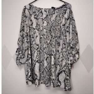 Worthington Black and White Relaxed 3/4 Sleeve Blouse